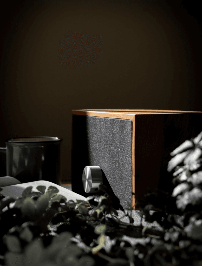 Holzradio mit Drehregler im warmen Licht